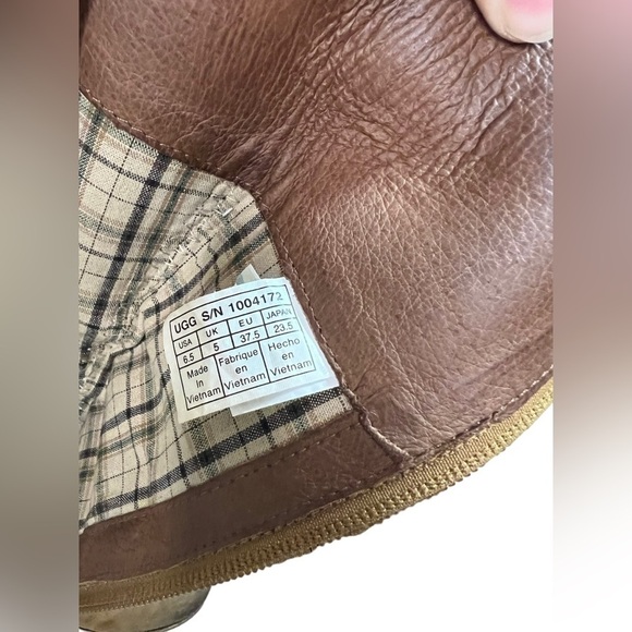 UGG Darcy Australian Riding Buckle Boots w/ zipper
Full Grain Distressed Leather - Picture 12 of 14